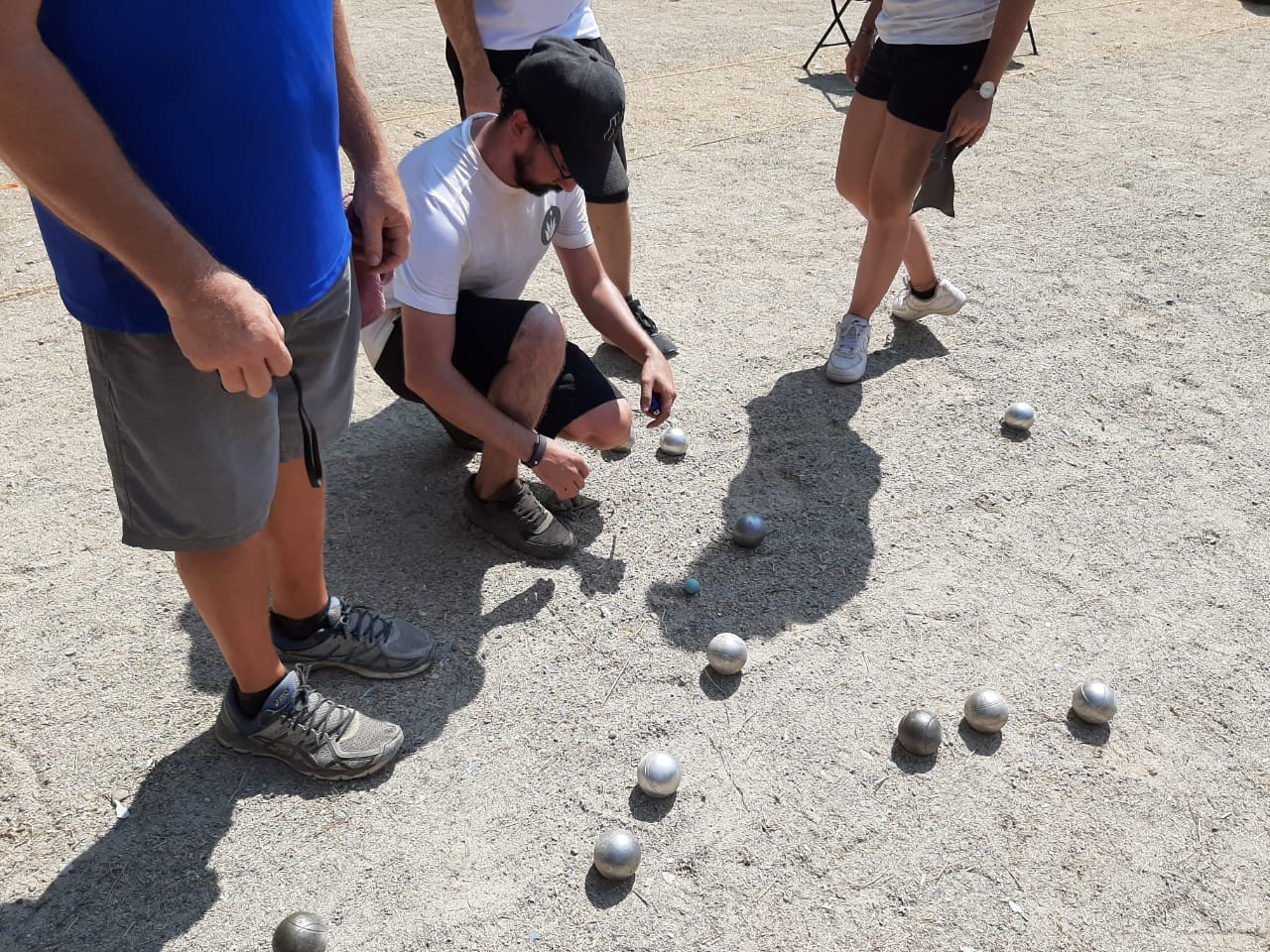 Equipo ensamble midiendo una bola