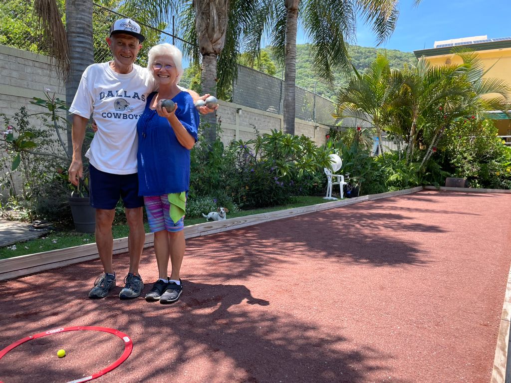 Señor y señora Smith, en su cancha de bocce