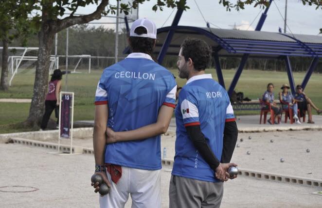 Seb y Rodri observan el juego