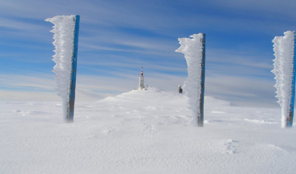 "Un jour la glace sculpta les poteaux façon verre soufflé prés du sommet..." (Photo Henri DEGER - Fronta. Merci pour son aimable autorisation)