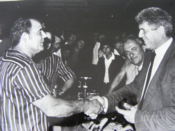 "Le tonnelier et le grand couturier..." Emile Meissonnier félicité par Jean Bousquet "Cacharel" le Maire de Nîmes àprès la victoire de Midi Libre 1983