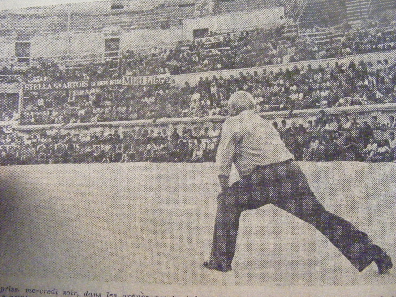 Antoine Arpinon en finale du Midi Libre 1976 dans le arènes de Nîmes bondées.