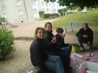 Laetitia , Valérie , Zaza , Nicolas et moi-même derrière l'appareil .