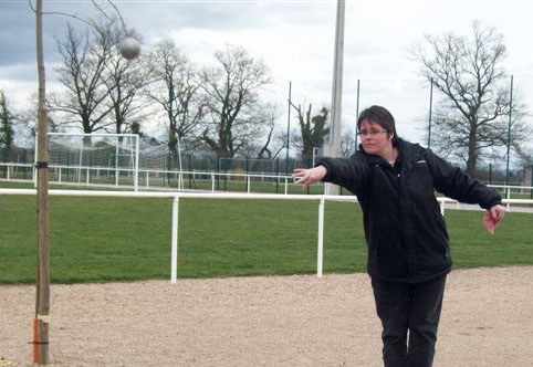 LES FEMININES S'INCLINENT A BUSSET