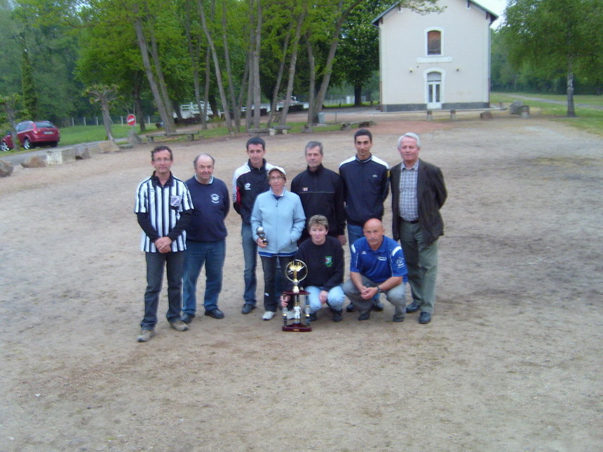 Les vainqueurs et les finalistes avec Mr le maire ( D Picandet ) R Duffour ( président ) et l arbitre ( O Merle )