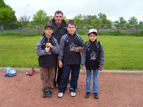 Emilie, Clément, Jessica et leur coach Jean-Marie