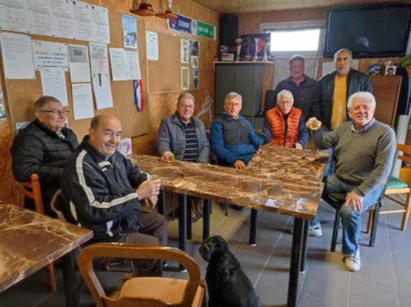 07/11 - Petit apéro avant un bon repas de fin de saison, pour l'équipe C, chez un de nos sponsors... au restaurant  le Montagnard