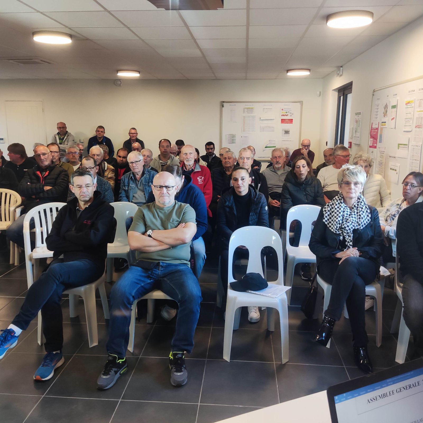 L'assemblée attentive sur le rapport  moral du président