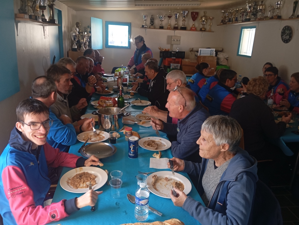 Les trois équipes au local du club pour le repas de midi