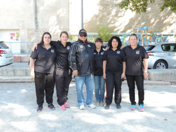 L'equipe feminime de MEZE avant la finale