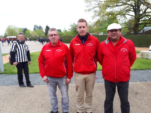 Serge, Jordan et Daniel surveillés même pour la photo par monsieur l'arbitre ! !