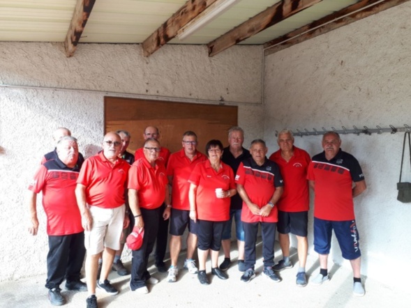 Les 2 équipes réunies pour la photo de cette rencontre.