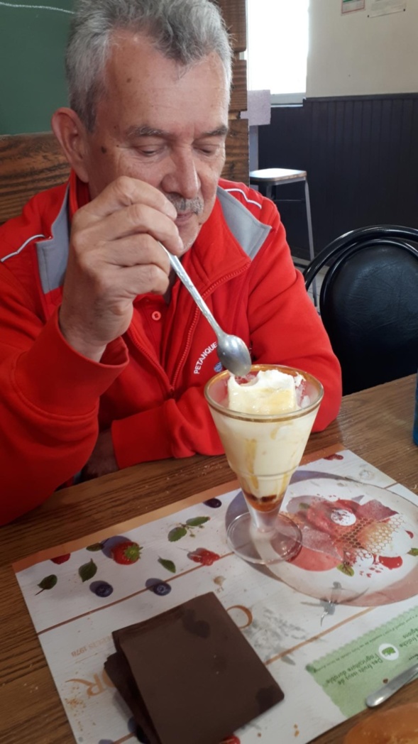 Christian le gourmand déguste son île flottante !