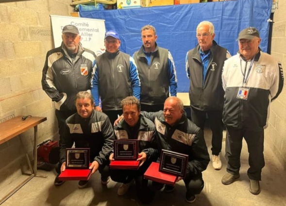 Accroupis, les Lapalissois champions d'Allier et debout, l'équipe de Vichy Rhue, vice championne.