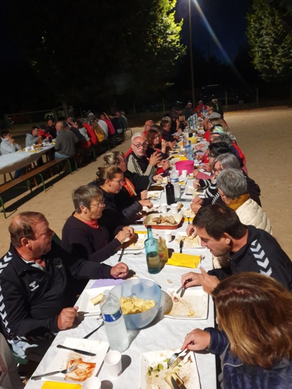 Une belle tablée qui a bien apprécié le repas du soir !