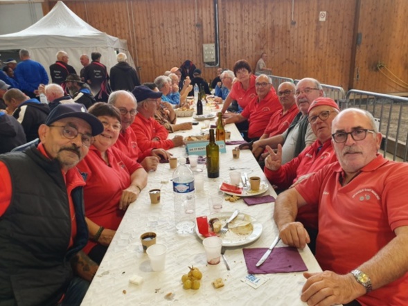 Joueurs et supporters réunis pour partager le bon repas de midi avant la finale !