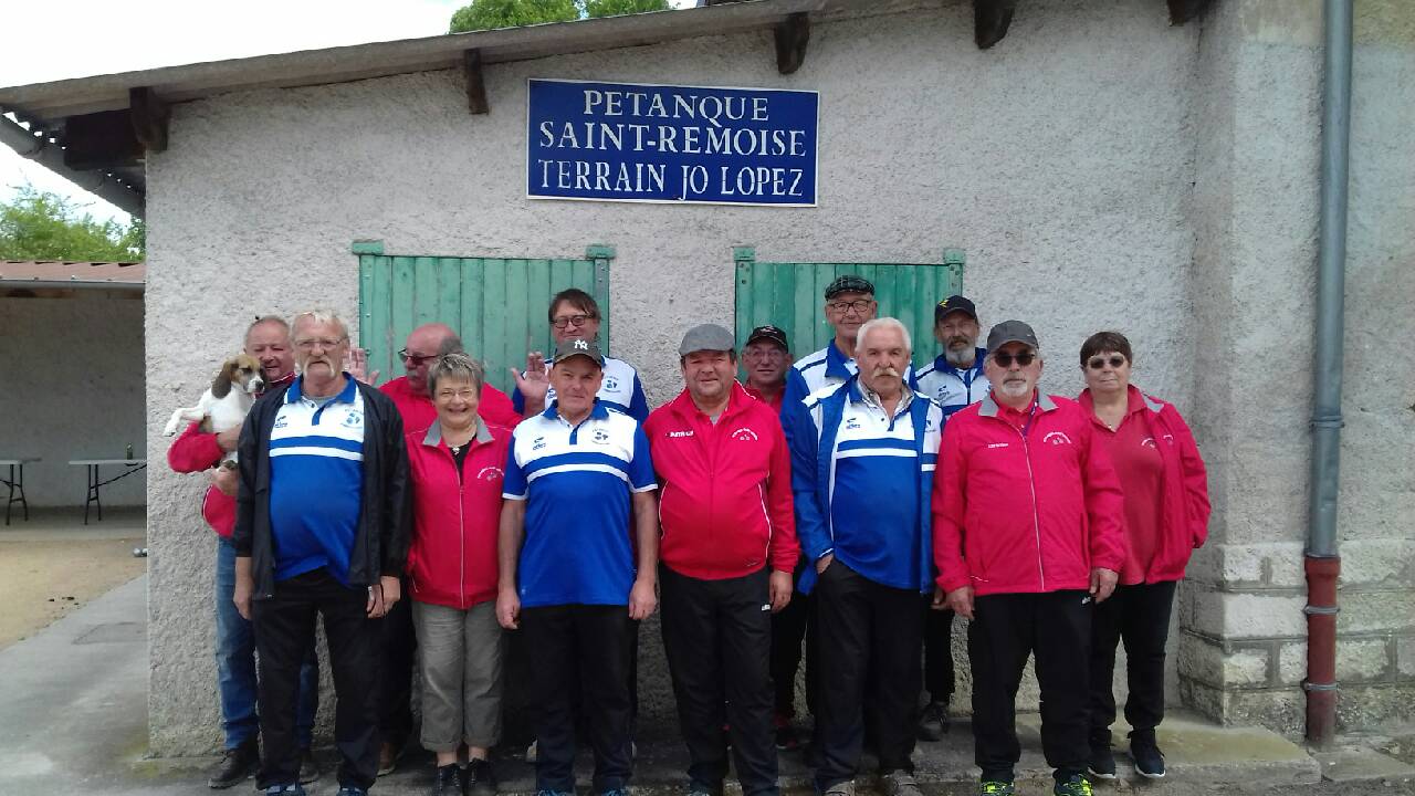 Les 2 équipes réunies pour la photo.