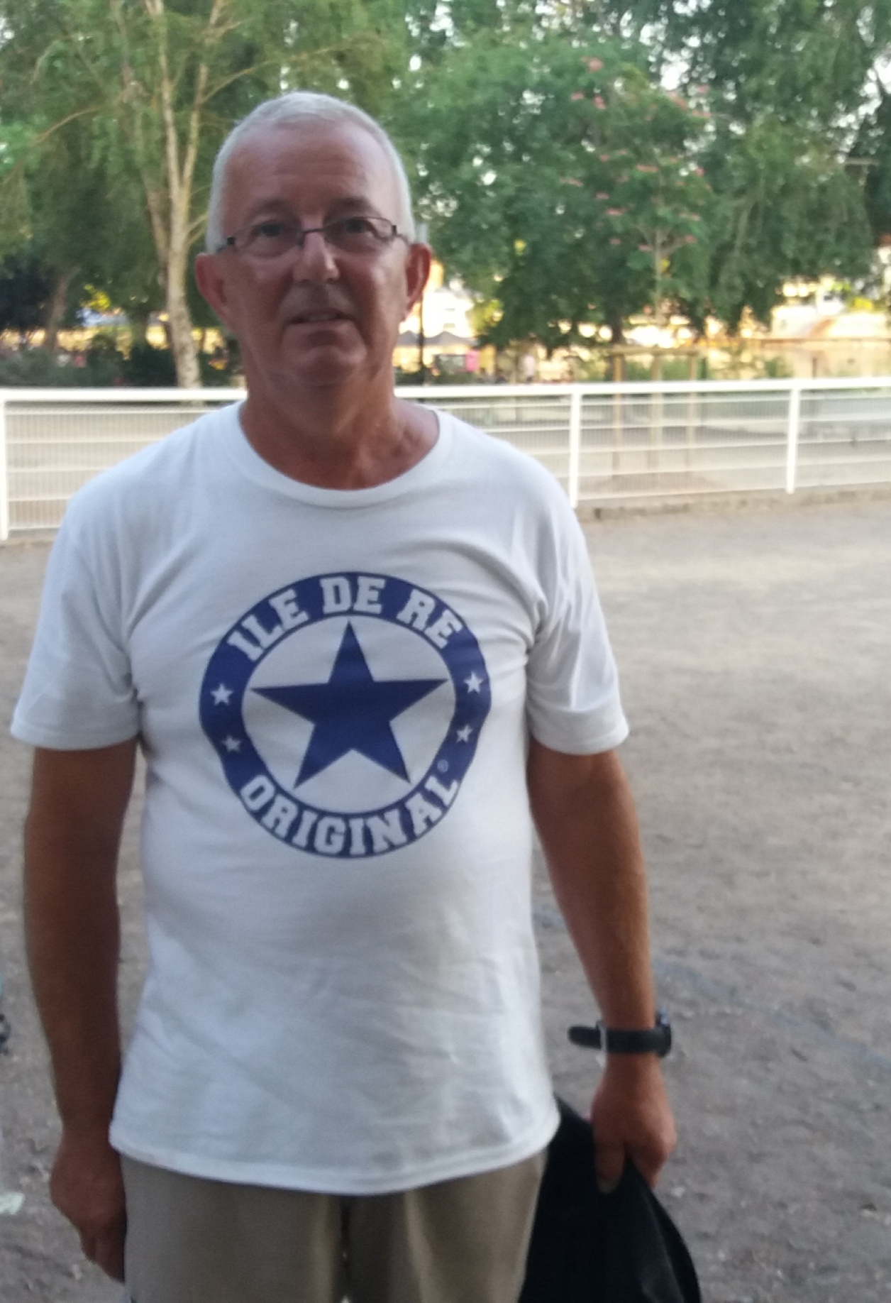 JEAN PIERRE REMPORTE LE CONCOURS (C) AU FESTIVAL VICHY PETANQUE EN TETE A TETE 