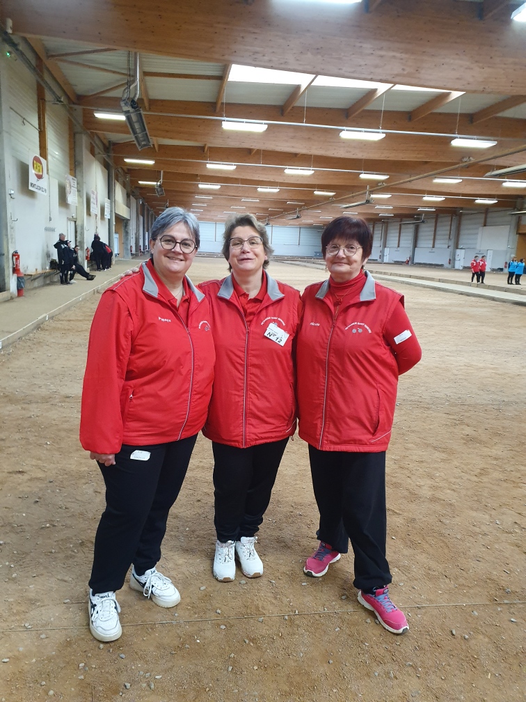 Sandrine, Marie Ange et Nicole posant pour la photo souvenir.