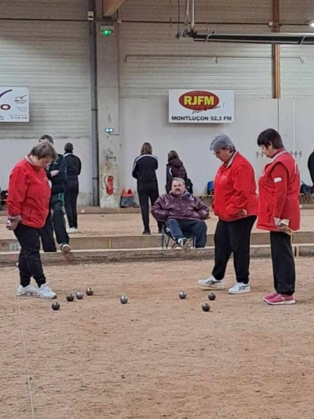 Les filles en pleine réflexion lors d'une mène serrée sous les yeux du fervent supporter, Alain !