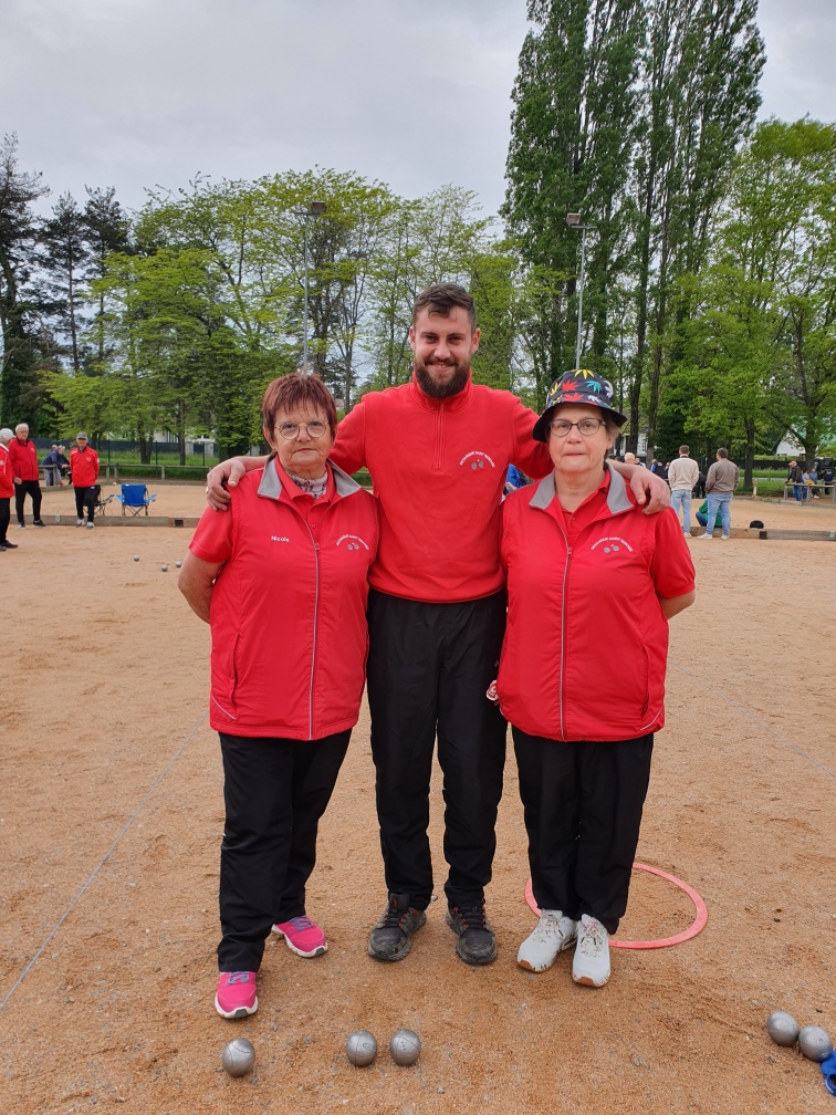 Nicole, Jason et Marie Ange posent avec le sourire malgré leur élimination !