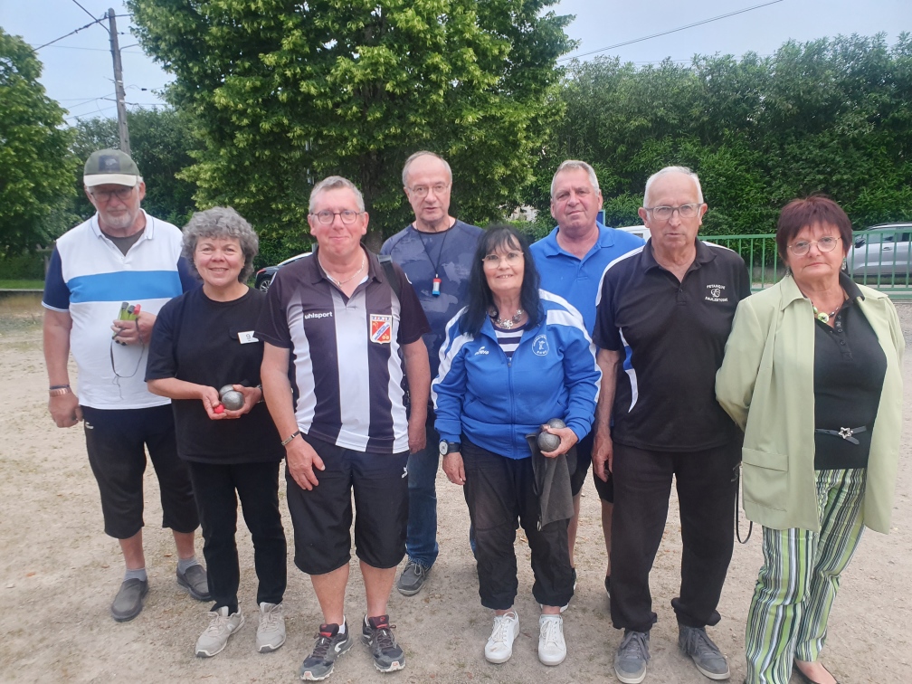 Les vainqueurs et finalistes du concours B avec l'arbitre Sergio et notre présidente Nicole.