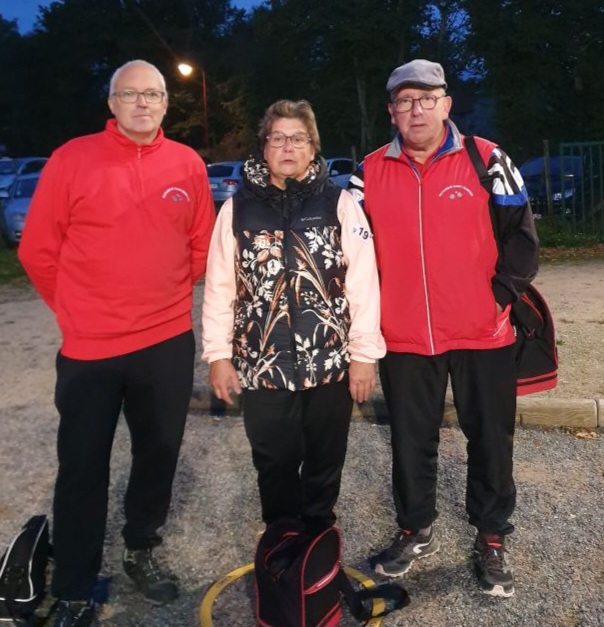 MARIE ANGE, SERGE ET ALAIN PARTAGENT LA FINALE DU CONCOURS (B) AU TRIPLETTE MIXTE DE CHARMES