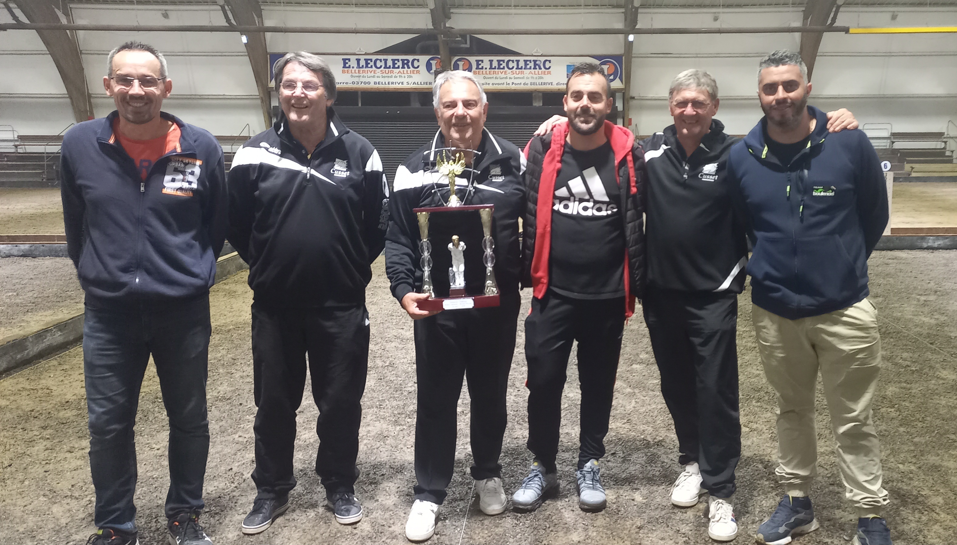 Vainqueurs et finalistes réunis pour la photo souvenir.