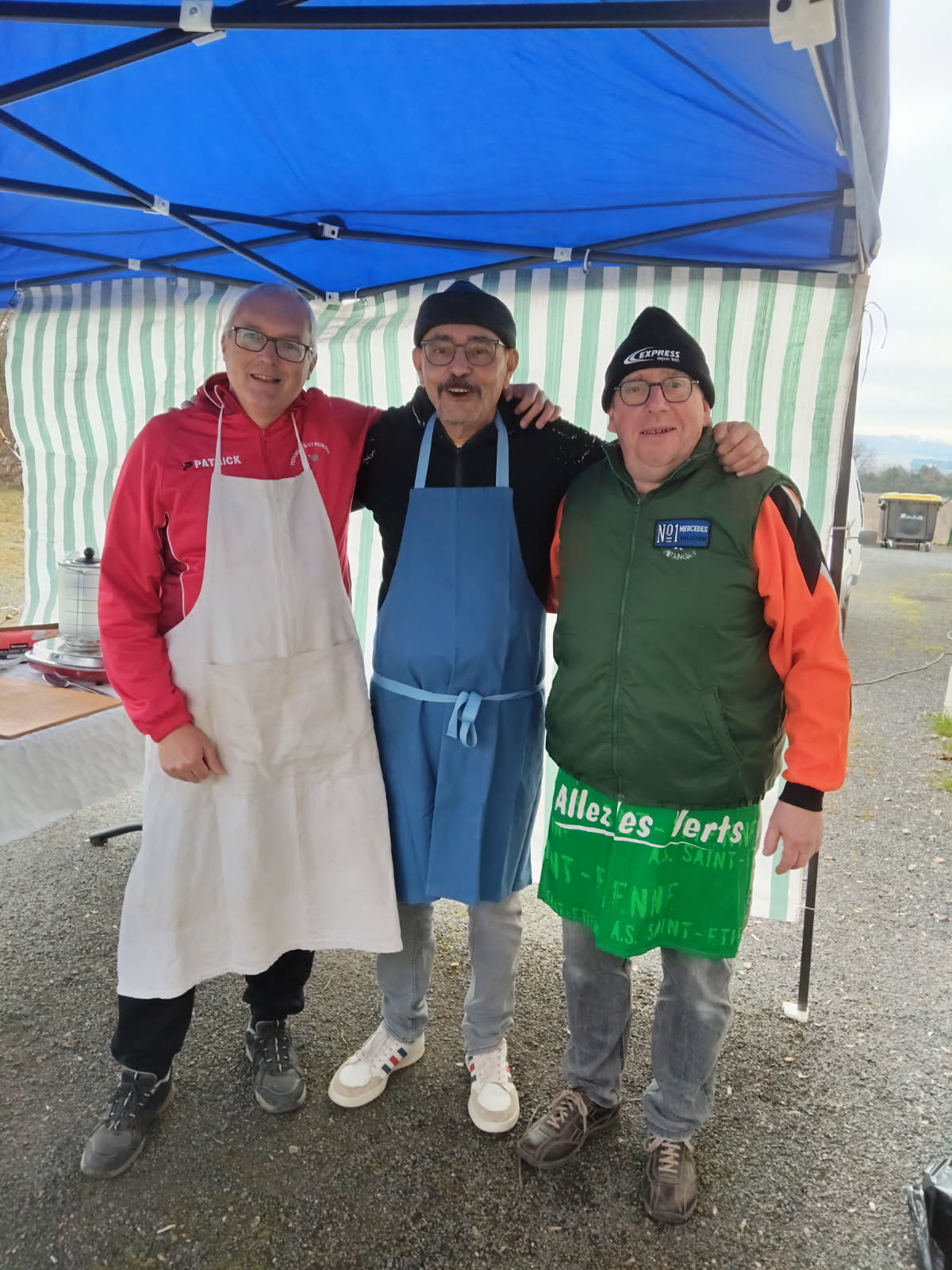 Alain, Lapin et Serge ont bravé le froid pour faire chauffer les frites et les hot dogs !