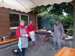 Annick Vidot, Richard Lecomte et Jean-Luc Gallo au stand barbecue / frites