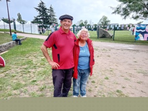 Joël, animateur dynamique des ateliers pétanque, avec Martine qui passait par là