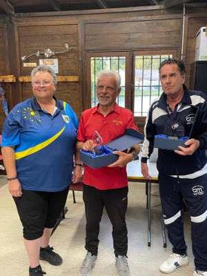 Patricia Nagard (CD 91), Gilles Zebrowski (SVCP), vice-champion et Cyril Martial (AB Chilly-Mazarin), champion lors de la remise des récompenses à la BOVY Crosne