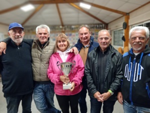 Les vainqueurs (V) et les finalistes (F) du A : Pierre (V), Régis (F), Fabienne (V) avec le Challenge Charles Gandola, Olivier (V), Roland (F) et Gilles (F) du  "A"