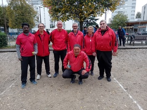 L'équipe SVCP 3 : Rajendhiran, Daniel, Jean-Luc, Christian (joueur et coach), Fabienne, Jean-Michel. Accroupi : Vincent