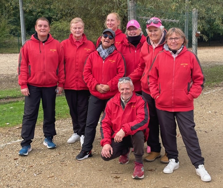 L'équipe SVCP 1 : Karine, Annick, Luisa, Partycja, Florence, Christiane, Isabelle. Accroupi, le coach, Richard