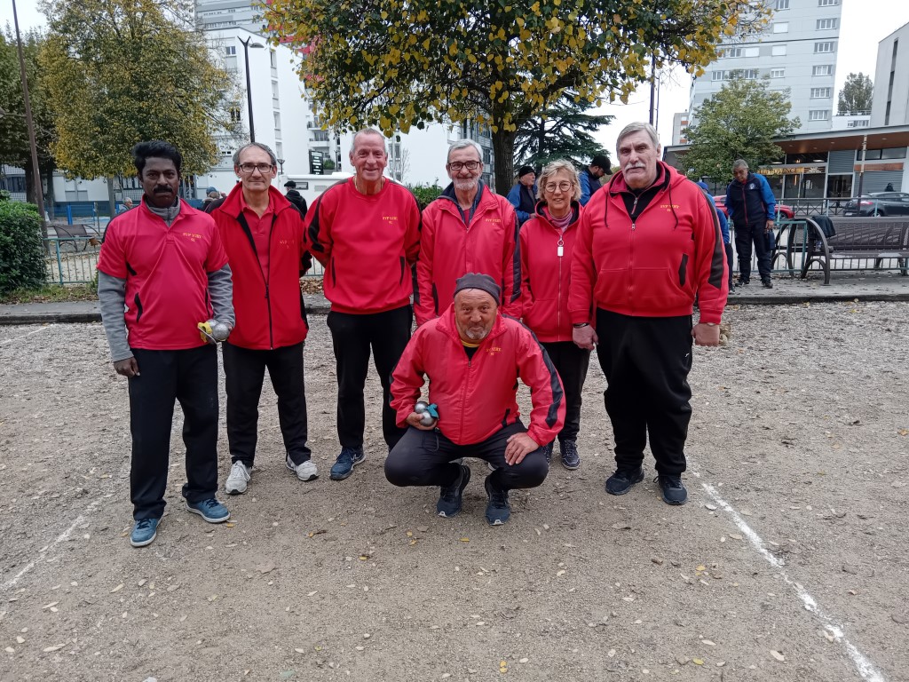 L'équipe SVCP 3 : Rajendhiran, Daniel, Jean-Luc, Christian (joueur et coach), Fabienne, Jean-Michel. Accroupi : Vincent