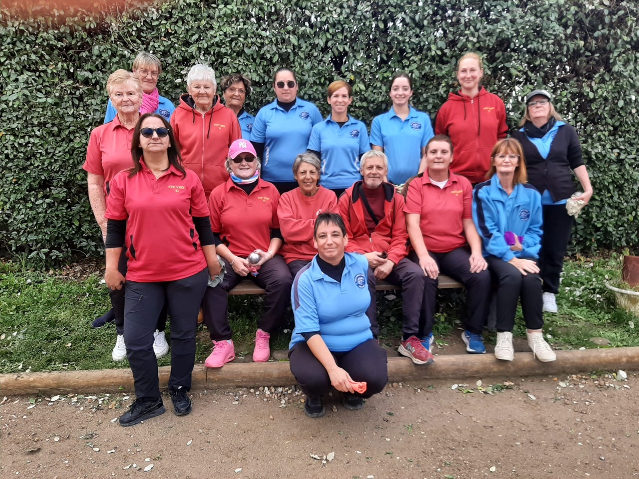 L'équipe SVCP 1. Debout : Annick, Luisa, Christiane et Patrycja. Assis : Florence, Anita, Richard (coach) et Karine et les féminines de Ballainvilliers