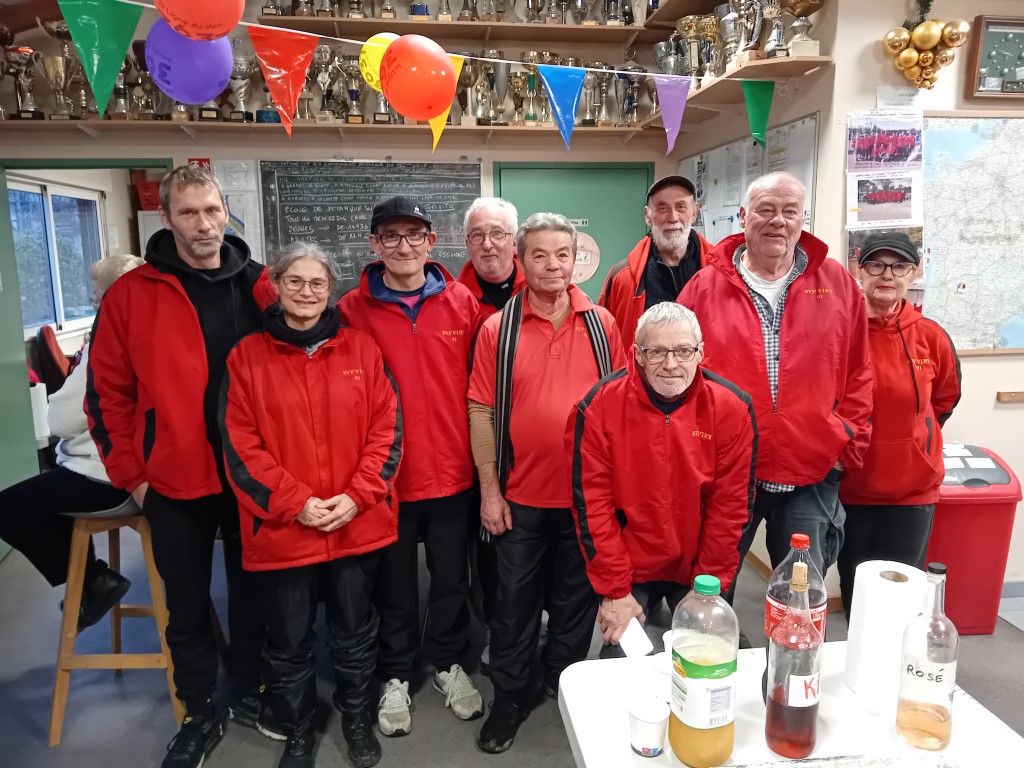 L'équipe SVCP  "au sec" : David, Pascale, Daniel, René, Giuseppe, Michel, Michel Ptricia et courbé, le coach, Richard