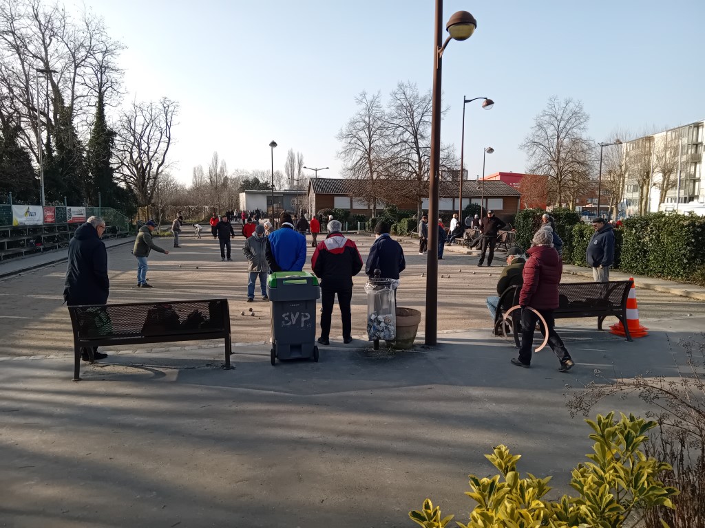 Vue sur le concours, du monde sur le boulodrome