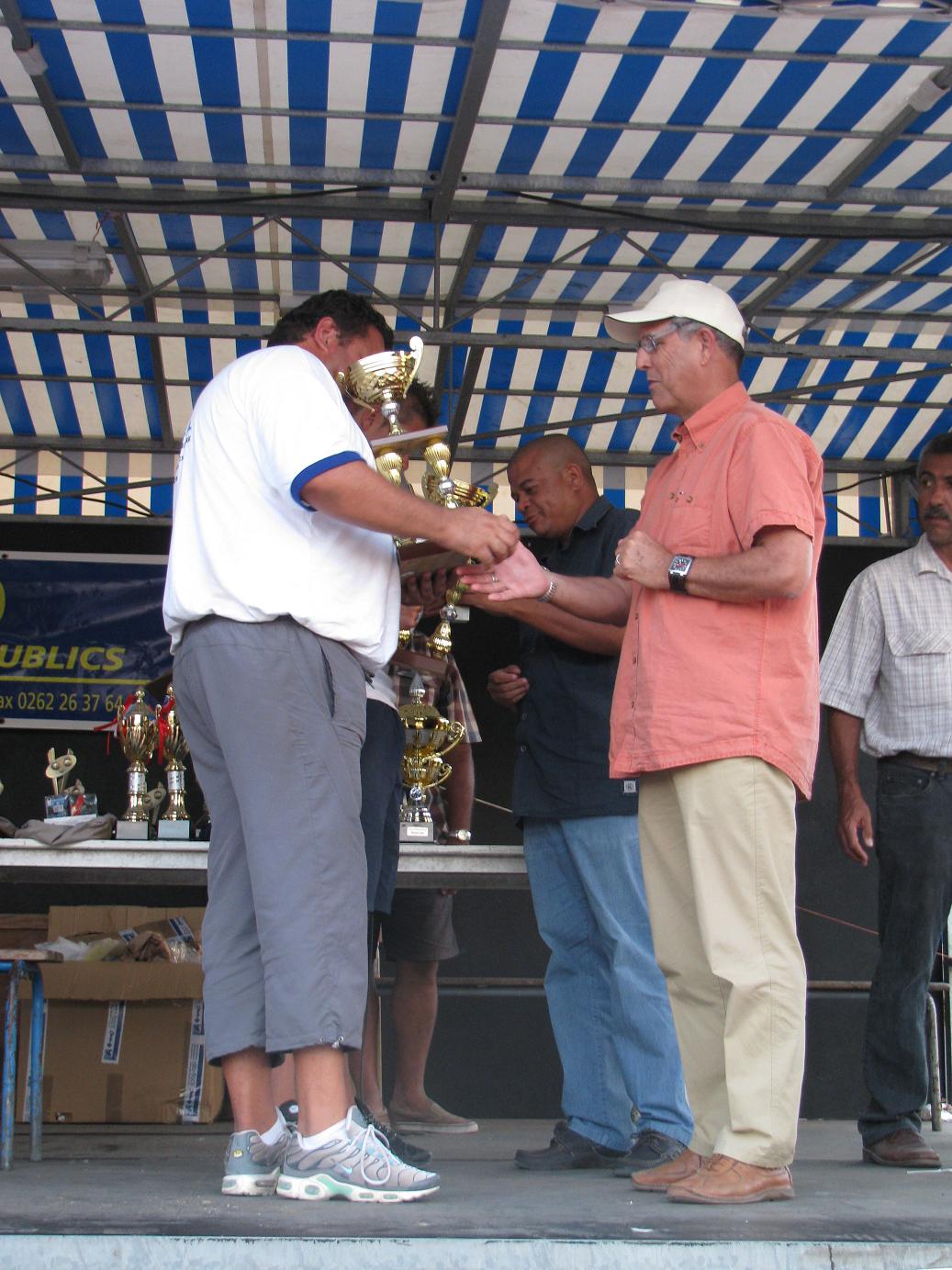 Remise du trophée par M. Lacouture maire de l'Etang Salé Remise du trophée par M. Lacouture maire de l'Etang Salé